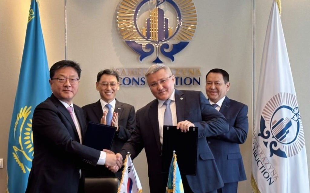 Фото подписание с DOOSAN.jpg