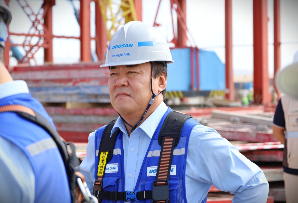 Представитель DOOSAN Enerbility на площадке ПГУ Туркестан.JPG