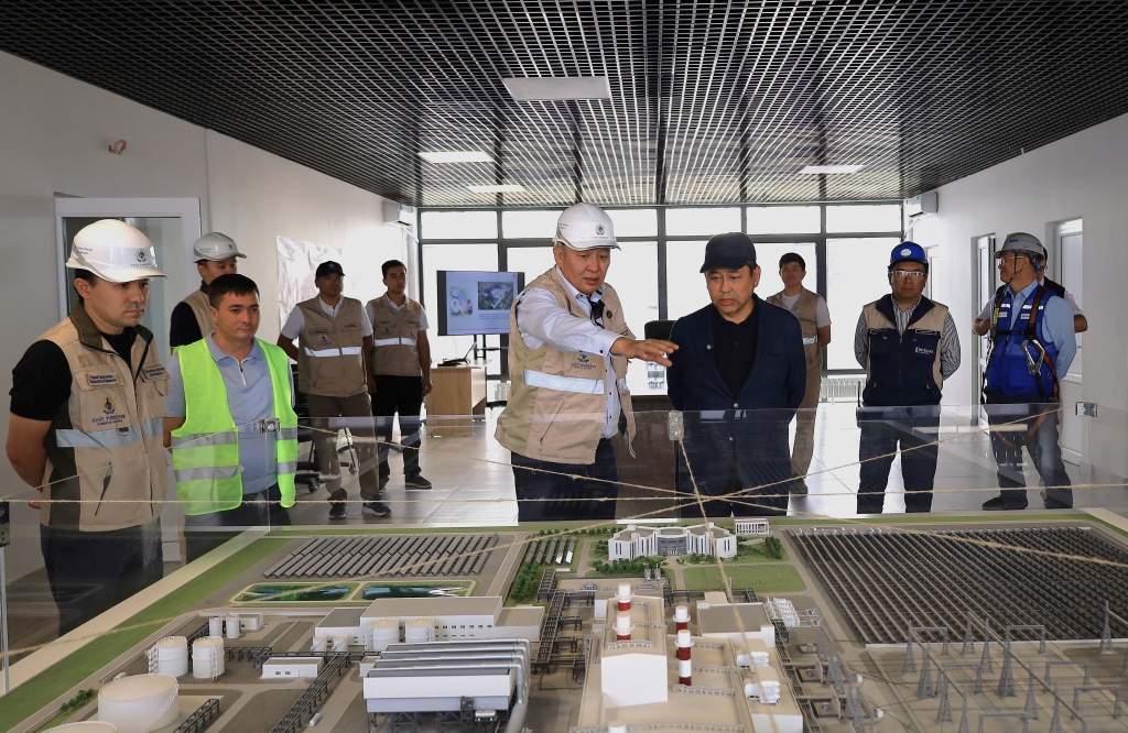 Куаныш Бектемиров демонстррует объекты электростанции ПГУ 1000МВТ на макете.JPG