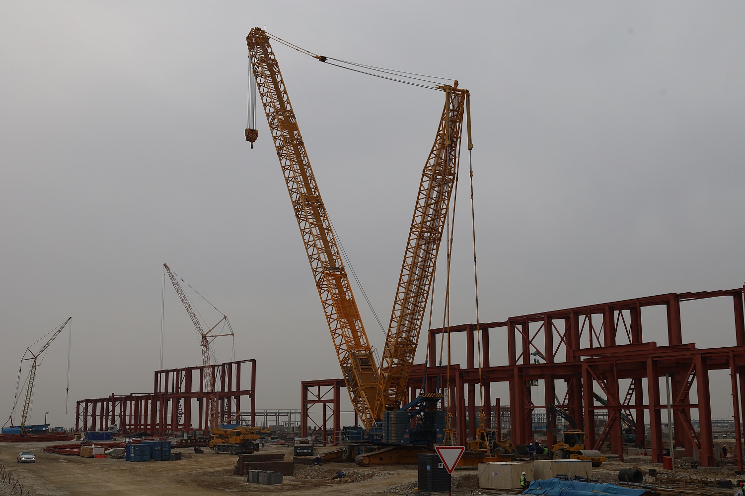 На площадку ТОО «ПГУ Туркестан» доставлен большегрузный кран 