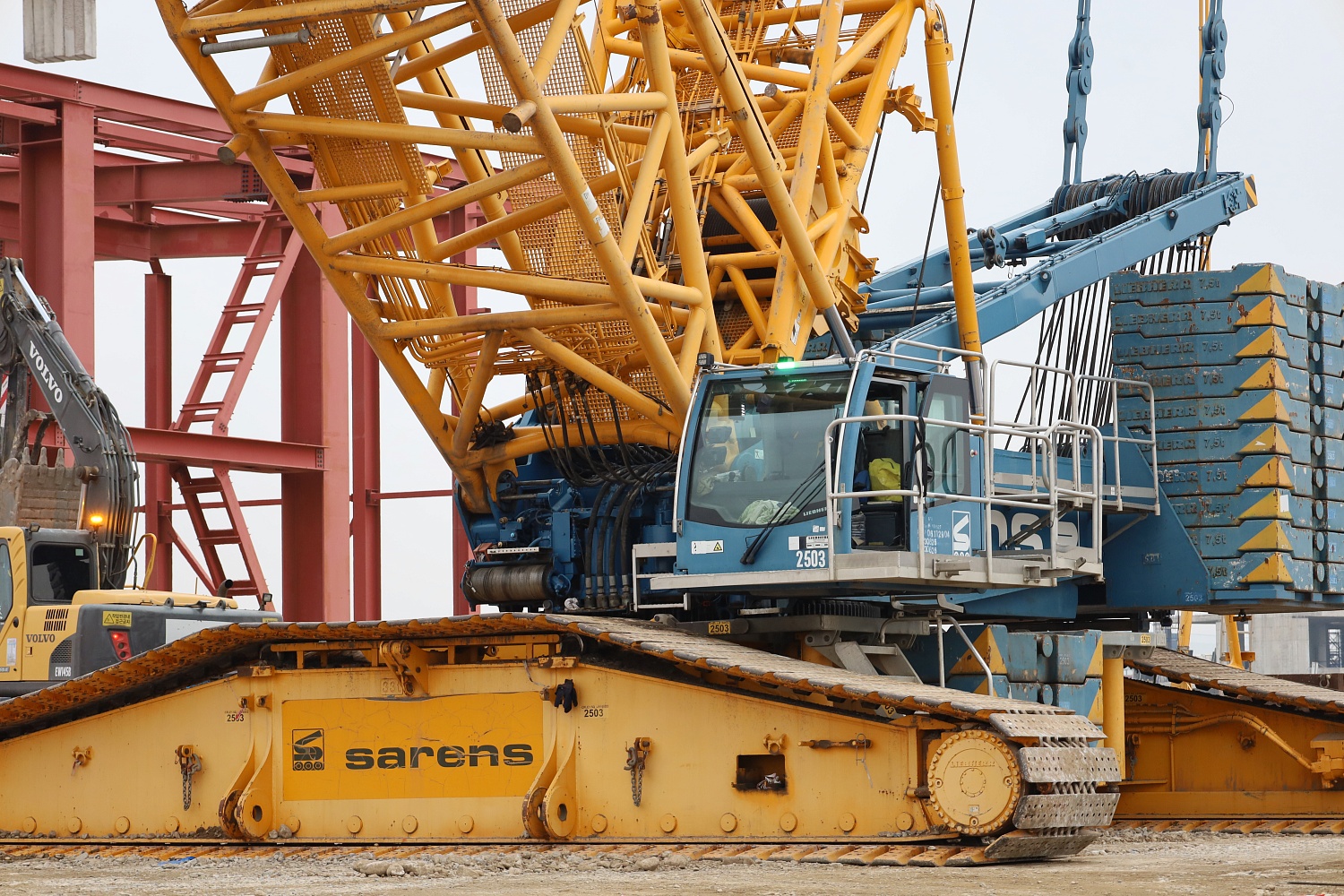 На площадку ТОО «ПГУ Туркестан» доставлен большегрузный кран 