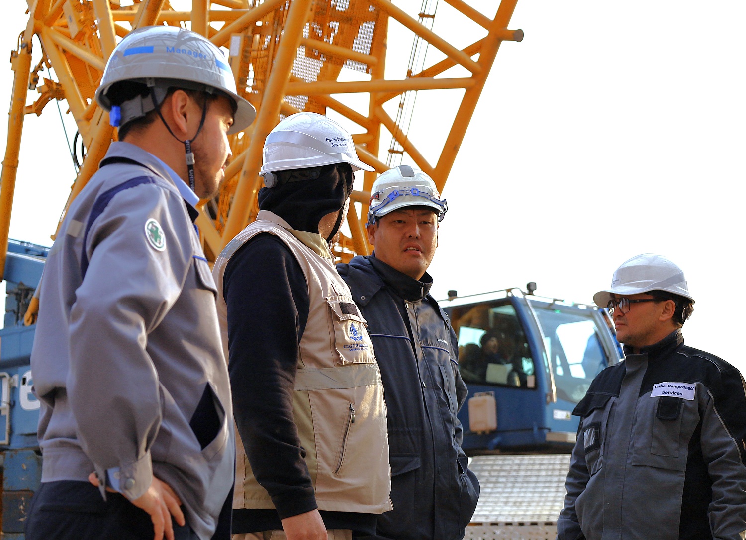 Инженеры обсуждают процесс монтажа высокотехнологичного оборудования